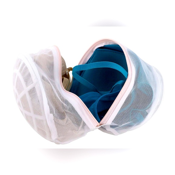 Bra Wash Bags, set of 3 w/large mesh bag, size L. Never used. - Picture 4 of 7